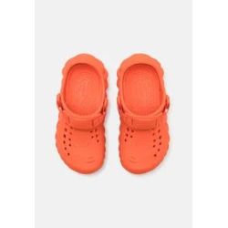 Crocs Echo Clog Junior: Comodidad moderna para los peques